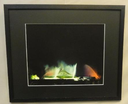 夜に建物に向って放水されていて、ライトが虹色に光っている