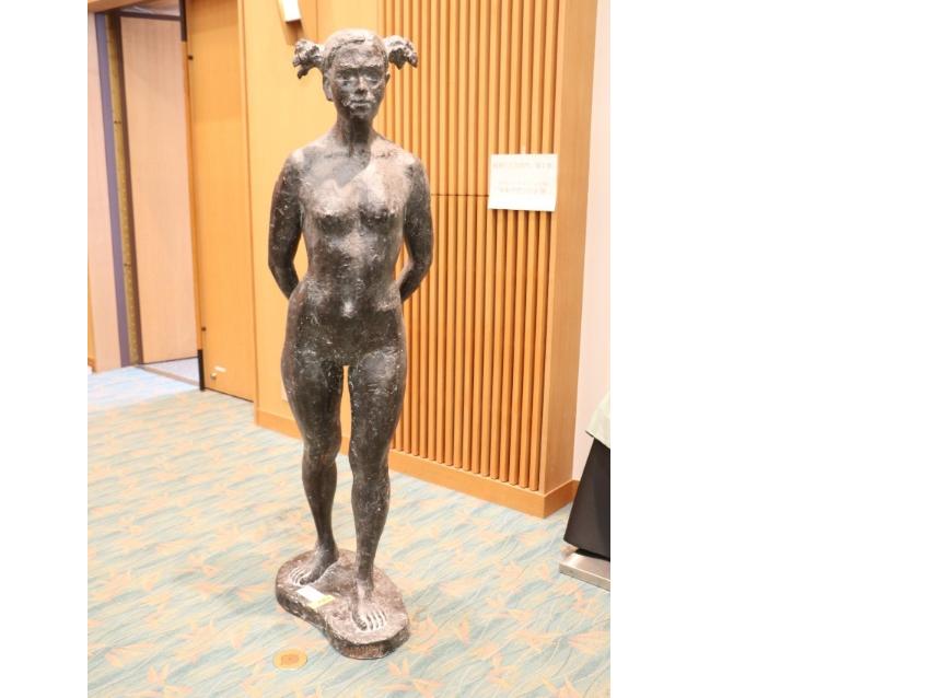 髪の毛を耳の上で二つにくくった女の子のデカンショ像