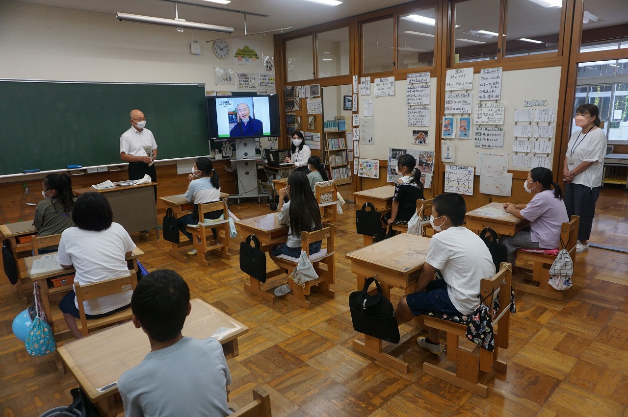 市長がこどもたちに授業をしている