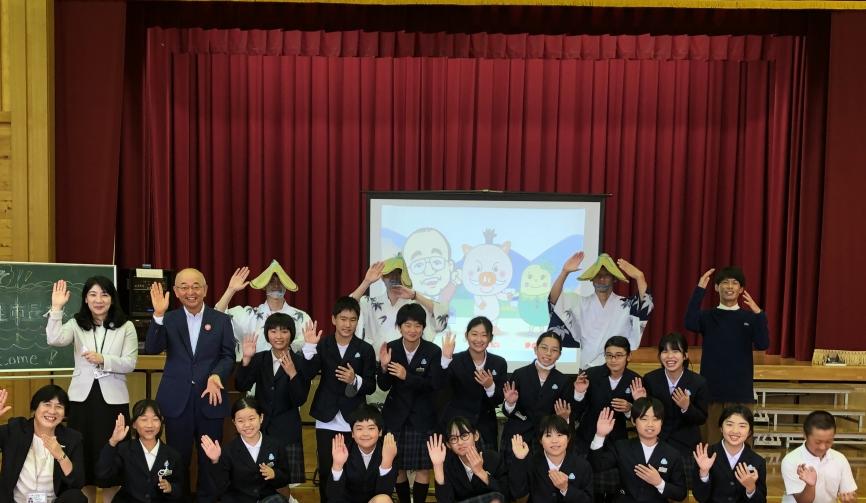 市長とこどもたち、デカンショ浴衣をきた職員が記念撮影