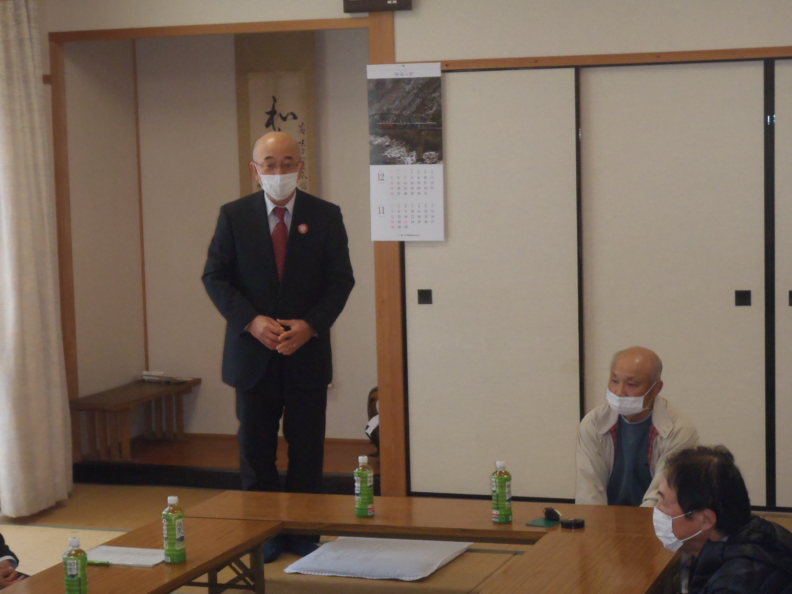 会議で市長があいさつしている