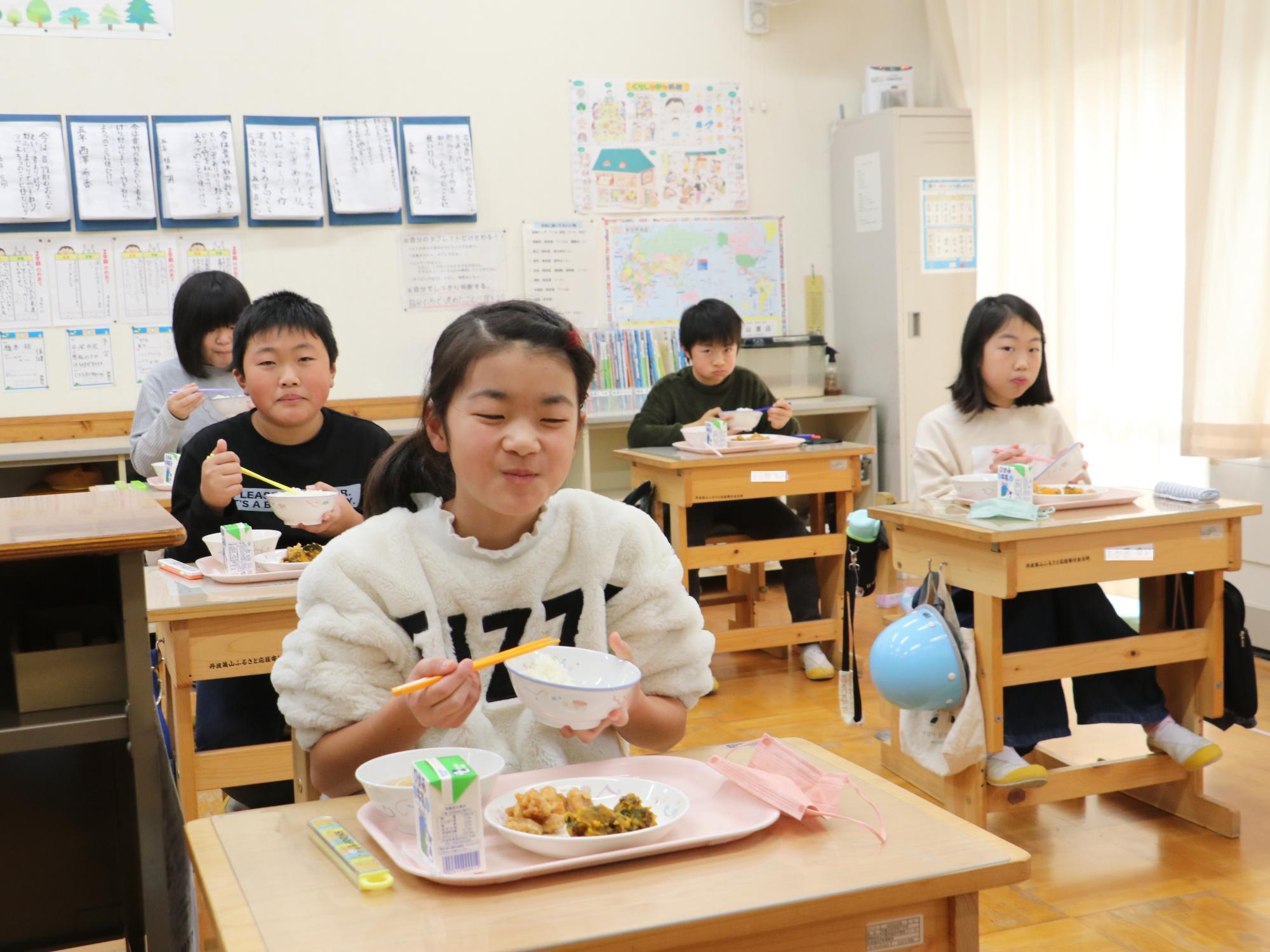 こどもが学校給食を食べている