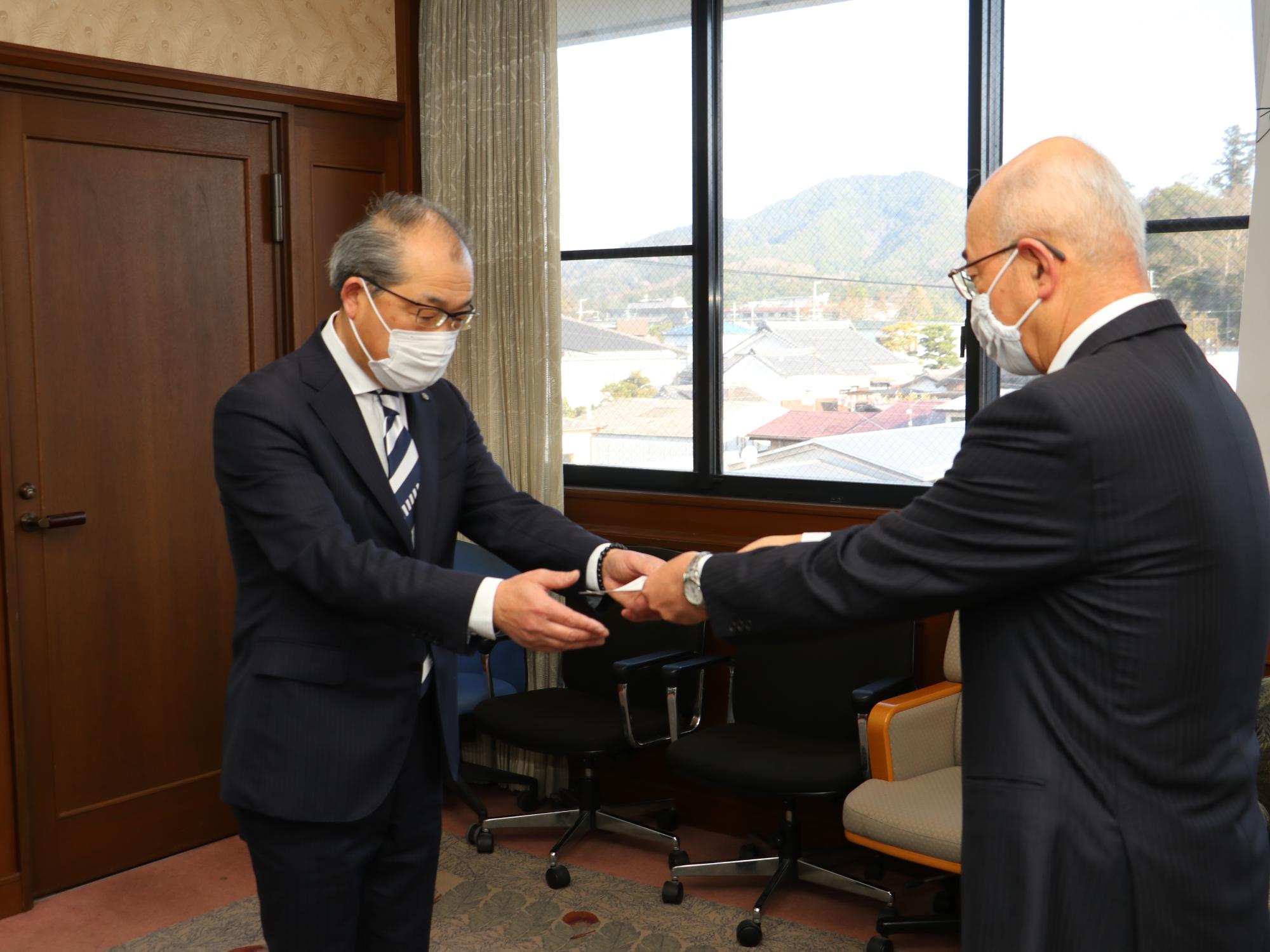 市長から辞令を受け取っている