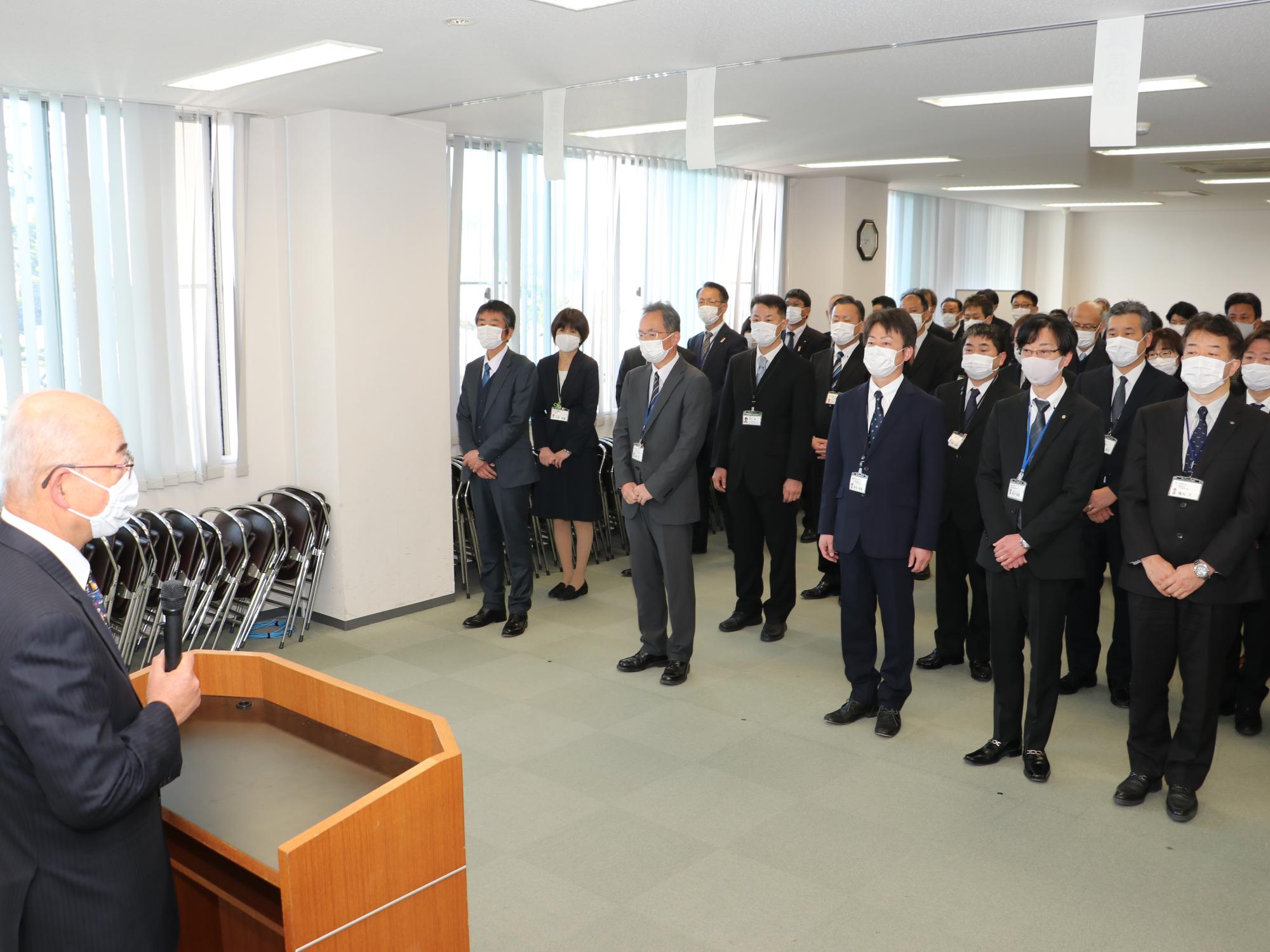 市長が職員に向けて激励の言葉をかけている