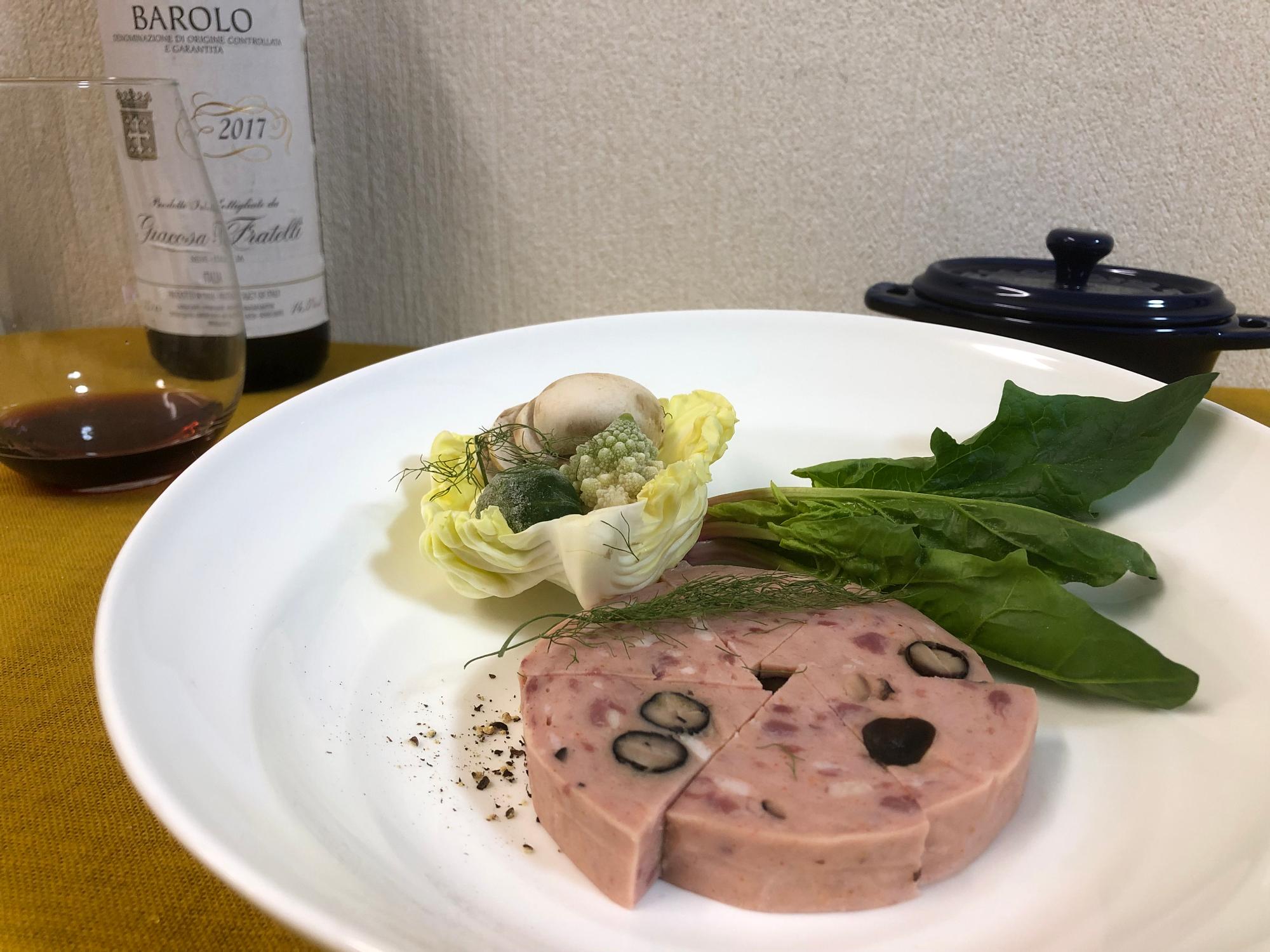 白い器にソーセージが盛られている