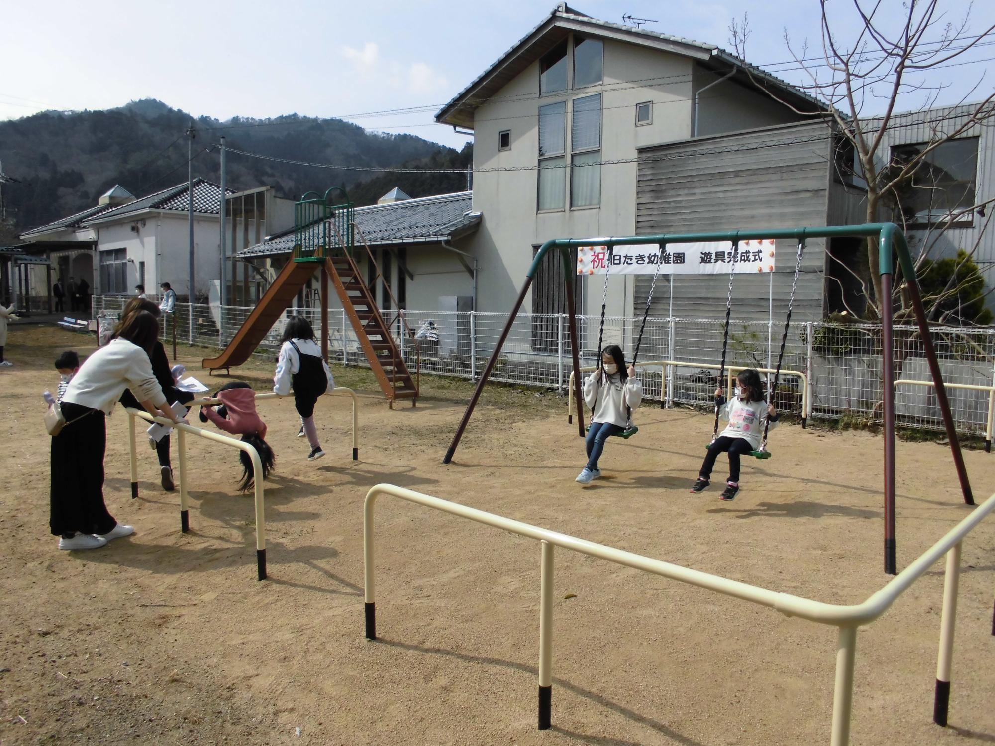 女の子2人がぶらんこで遊んでいる