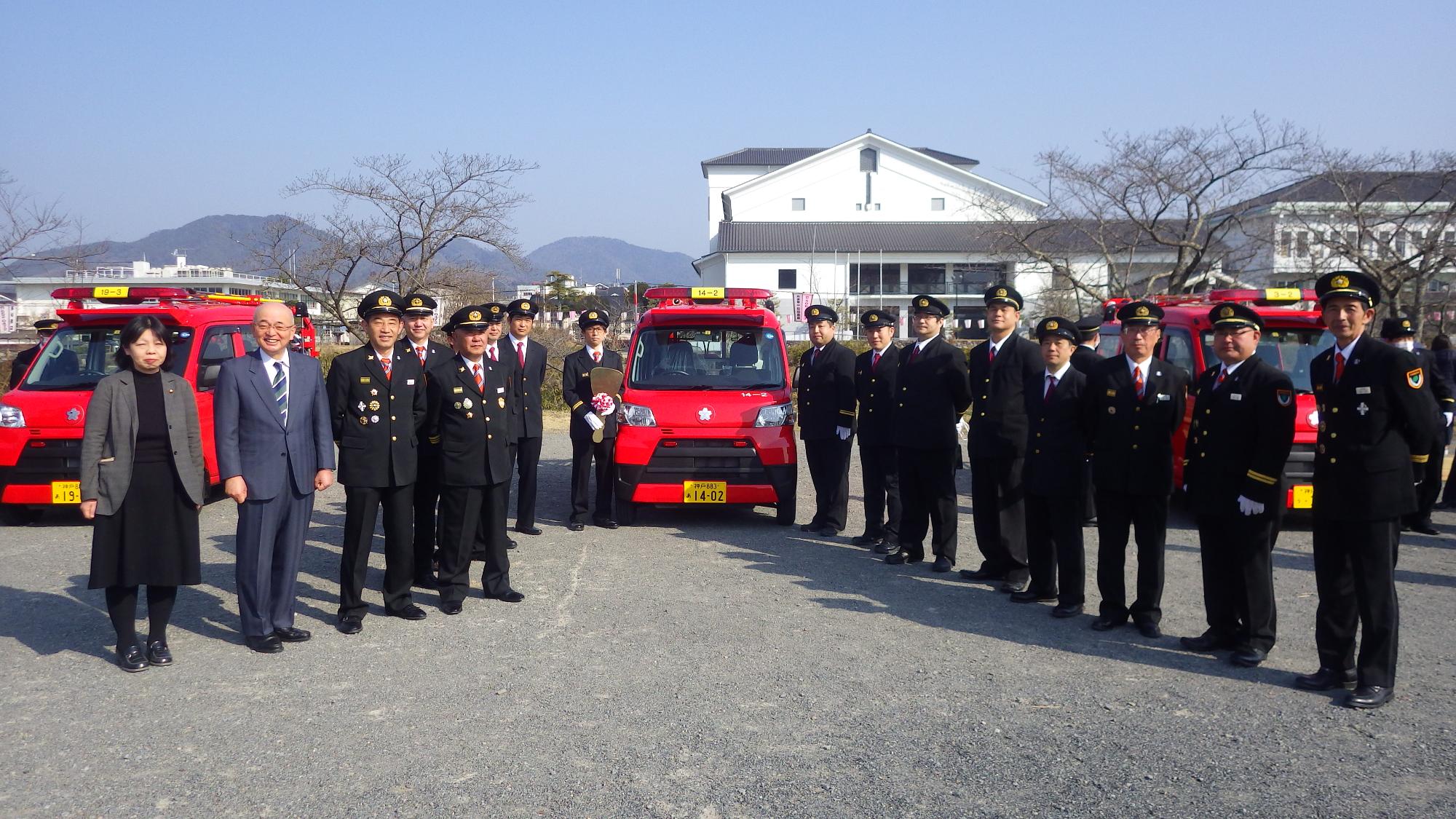 新しい車両の前で、市長と消防団の方が並んでいる