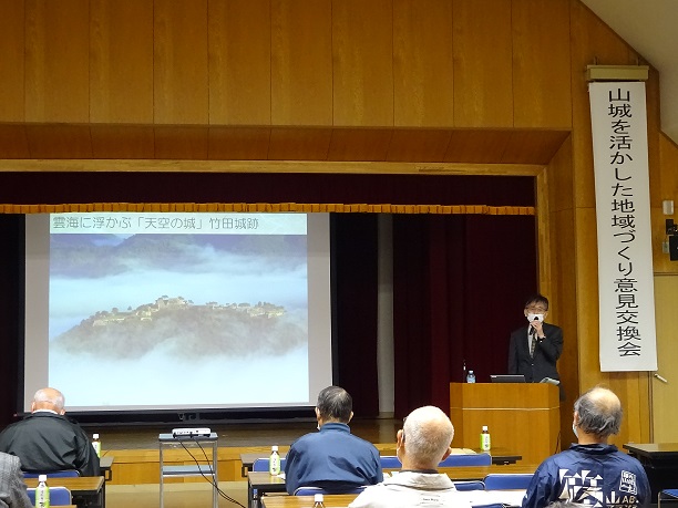 講師の方がスクリーンを使って説明している