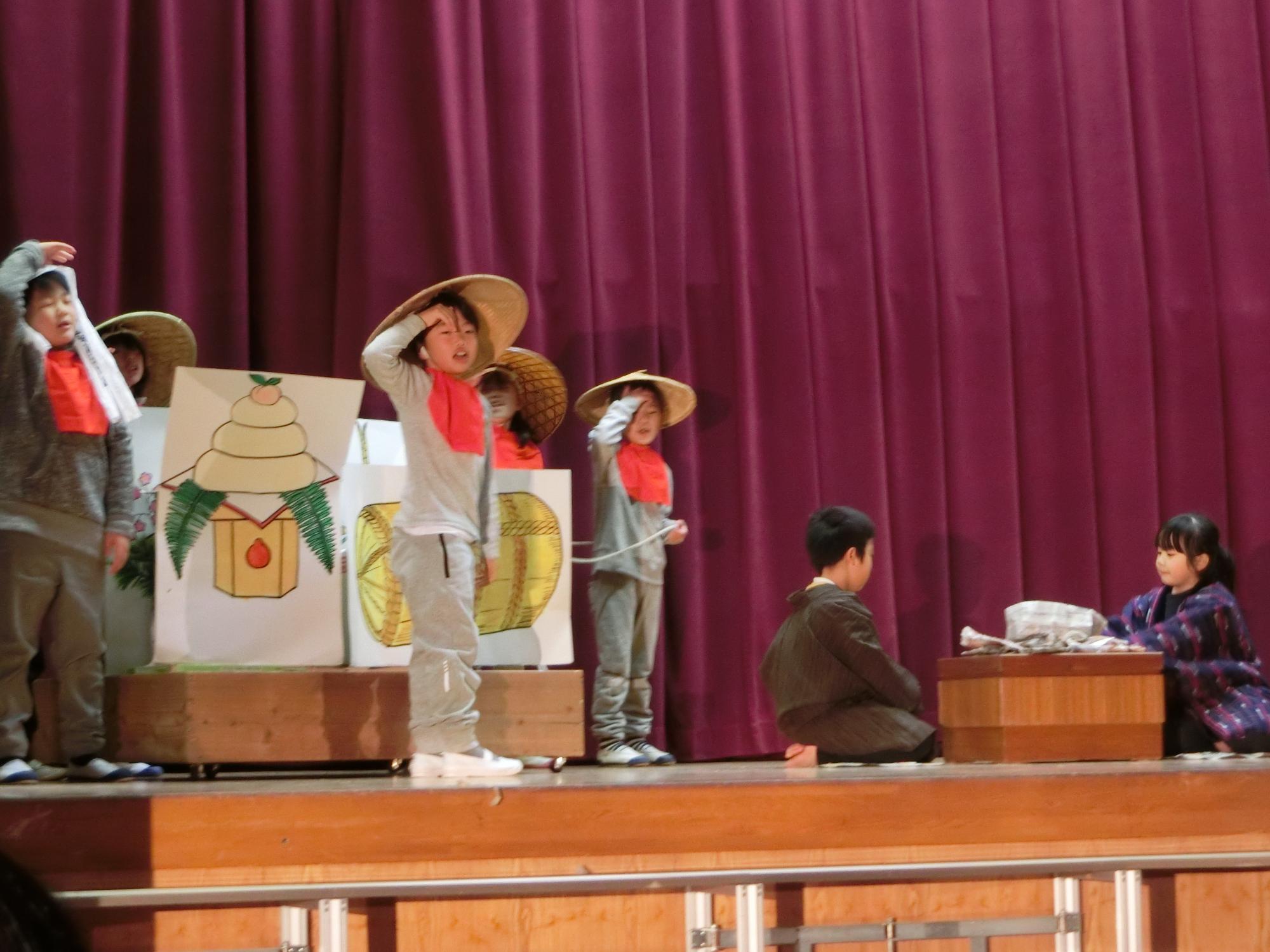 かさこじぞうの格好をした5人の子どもたちと、和装を着た2人の子どもたちの写真