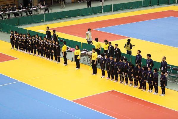 これから試合をするチームと審判が並んでいる写真