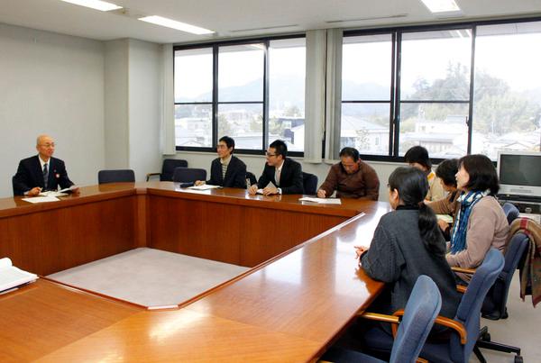 篠山市民の会7名の皆さんが市長を交えて意見交換をしている写真