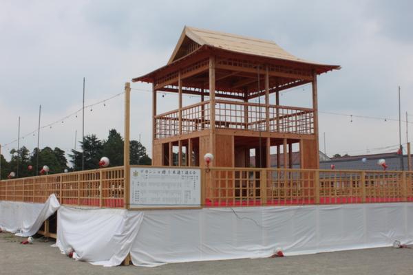 木造ヤグラにスポットライトがセットされた写真