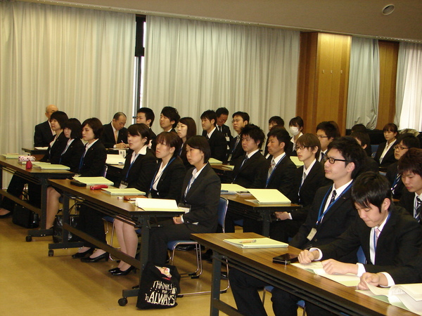 市内事業所への新規就職者合同研修会へ参加してる方が椅子に座っている写真