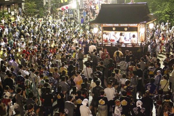 山車の周り隙間もないほど多くの人が集まり踊っている様子を高い位置から写した写真