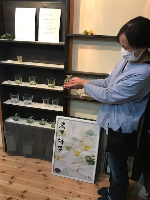 ガラス工房の方が作品を手に持っている写真