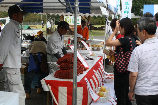 楽市楽座で客が栗を購入しようとしている写真