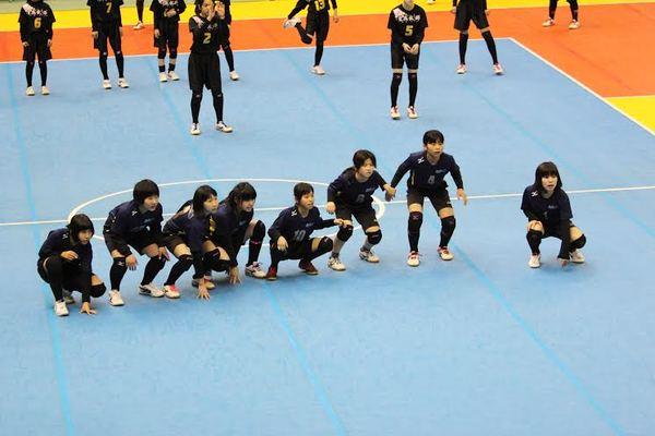 床にしゃがんだり、立って構えている子供たちの写真