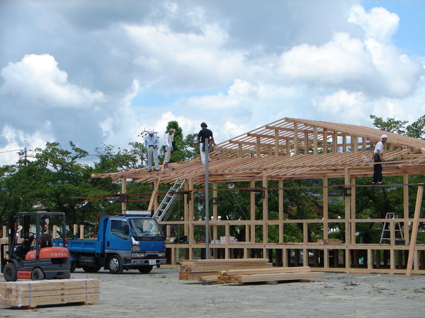 休憩上を建てている作業写真