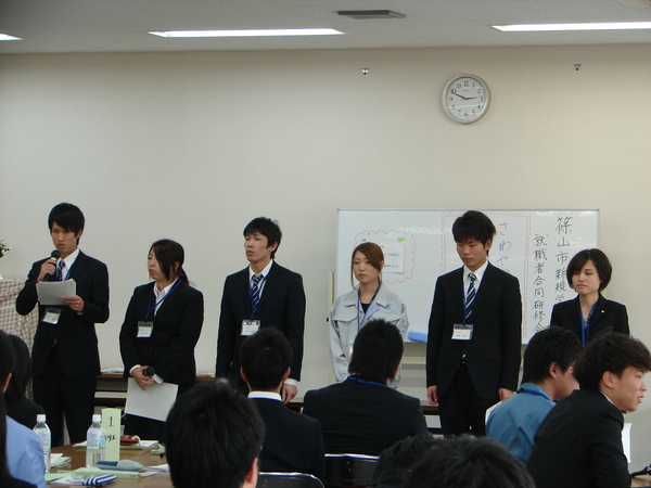 グループ6名でみんなの前に立ち、グループ代表者がマイクで発表している様子