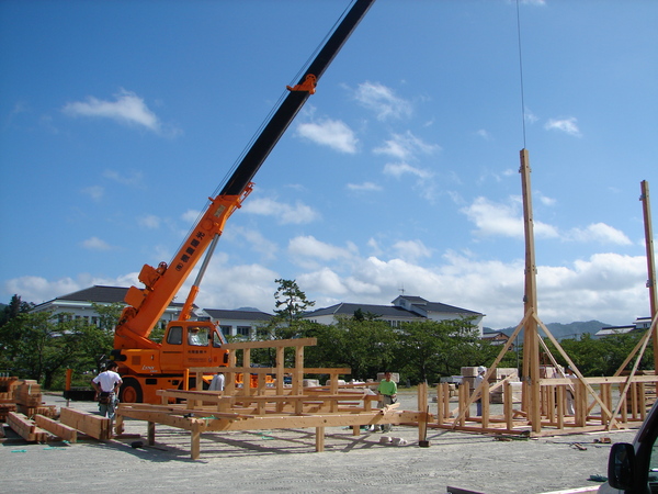 ヤグラ設営でクレーン車が作業している写真