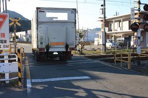 踏み切りの所をトラックが、1台通っている写真