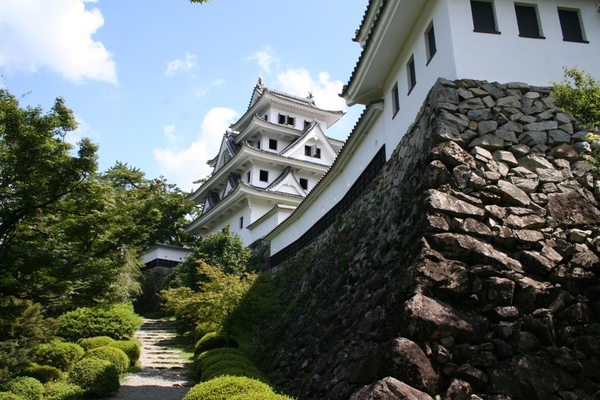 八幡城を石垣の下から写した写真