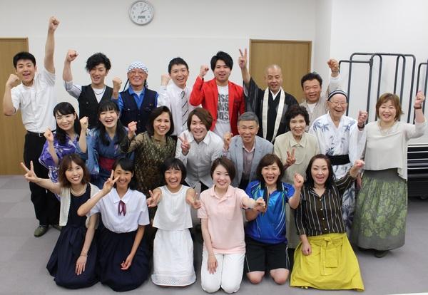 篠山市で行われた「NHKのど自慢大会」に出場した方々が手で拳を作り腕を上げたり、ピースサインをしている写真