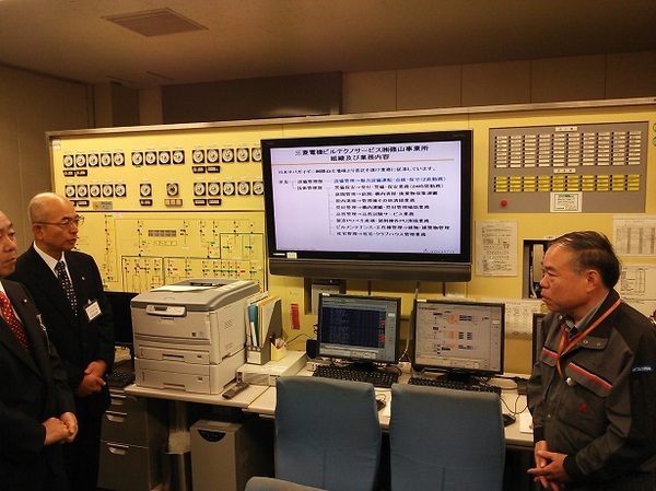 集中管理室で担当の方から説明を聞いているところを右斜め前から写した写真