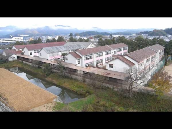 城跡内の篠山小学校の外観写真
