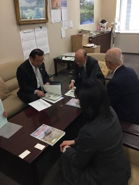 資料を見ながらビームスジャパンの方々と打ち合わせをしている市長や関係者の写真