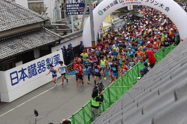 篠山ABCマラソンのスタートした直後の様子写真