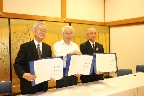 締結・調印を行った関係者の方と市長が写っている写真