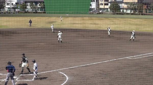 野球グランドで試合中が開催されている全体の写真