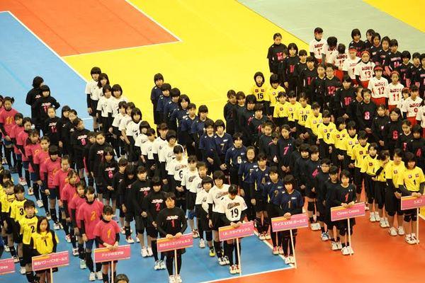 チームの先頭の子がプラカードを持ち、それぞれがチームごとに並んでいる写真