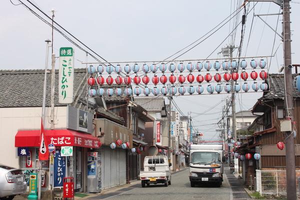 水色提灯が横に20張、赤色提灯が横に20張、水色提灯が横に20張と3列に並んでる写真