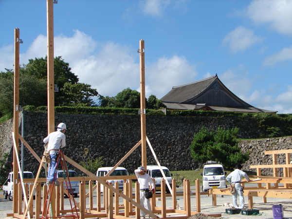 ヤグラ設営が大工さんによって作業されている写真