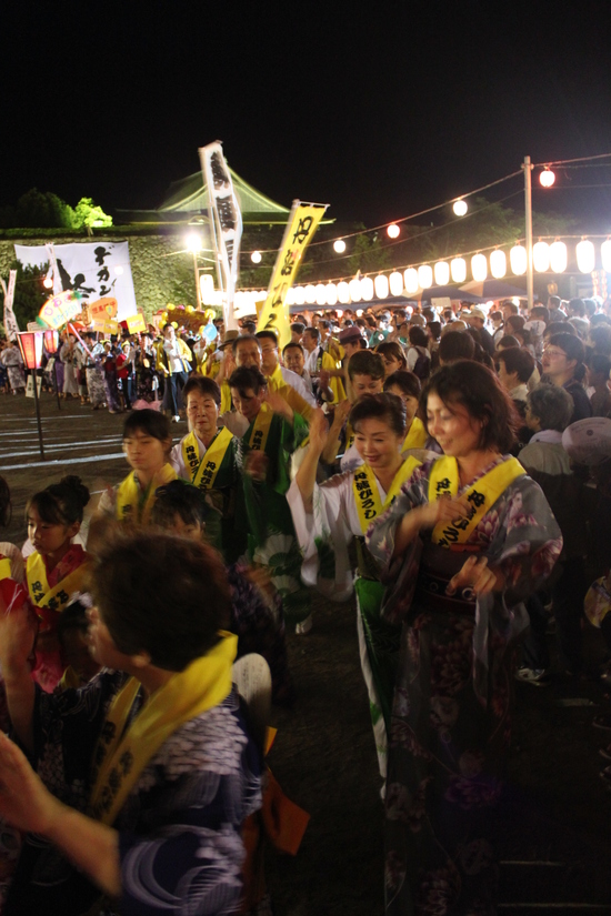 夜のお祭りの総踊り写真