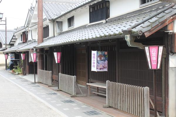 街に丹波篠山灯籠や味間小学校作の灯籠が飾られた写真