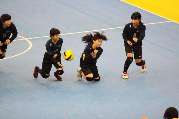 ボールが跳ね返り、横にいる子が拾おうとしている写真