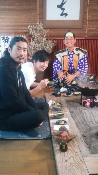 吉本の人気芸人2人と殿様衣装を着て、ちょんまげかつらを被っている市長の写真