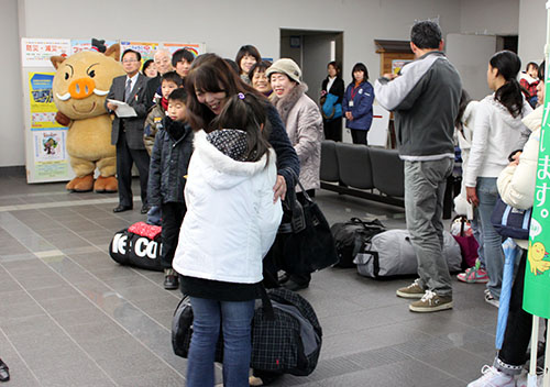 子供が年末お世話になる里親家族の方々と笑顔でお話をしている写真