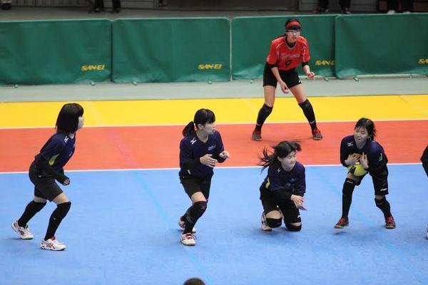 ボールをキャッチした女の子を見ている子供たちの写真