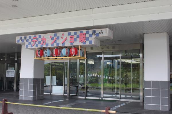 篠山市役所の玄関に、デカンショ祭の提灯がセットされている写真