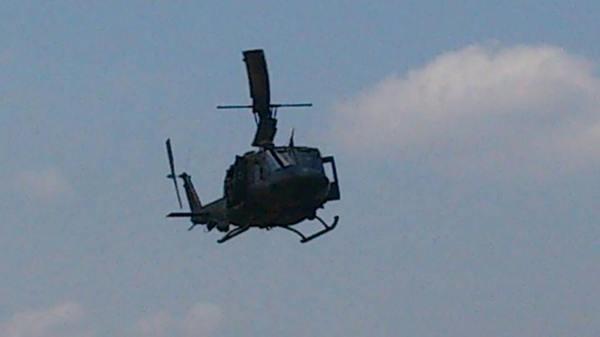一台のヘリコプターが空を飛んでいる写真
