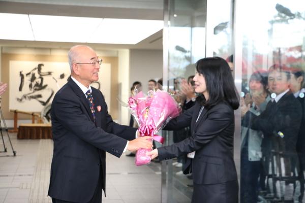4選を果たした酒井市長に女性から花束が贈られている写真