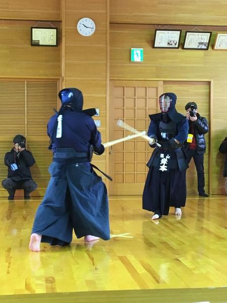剣道の試合開始後、両選手が竹刀を構えている写真