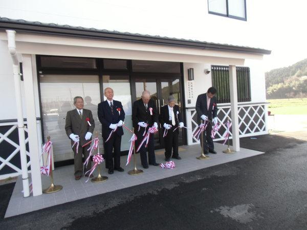 市長と男性4名が白い手袋をして、テープカットをしている写真