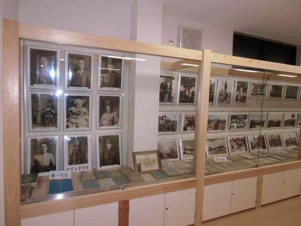 ショーケースの中に飾られている写真と、書物の写真