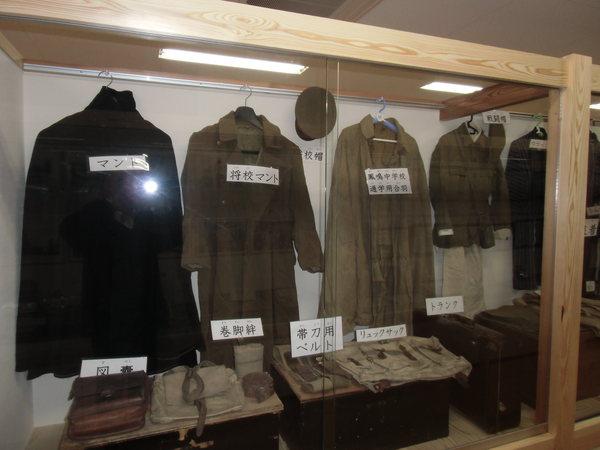 ショーケースの中に飾られた、高橋さんが航空士官学校時代に使用された将校の制服昔の洋服や鞄、帽子の写真