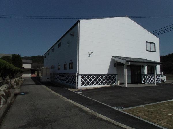 資料館の入り口と資料館の左側が写っている外観写真